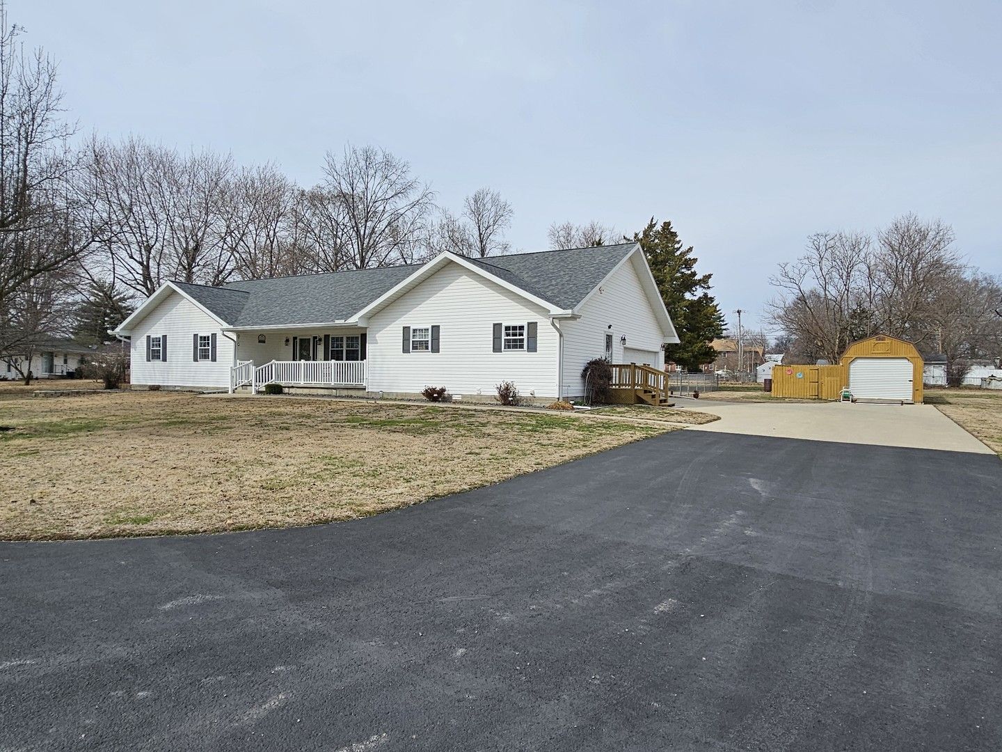 204 W Greenwalt Street — Wayne City, IL 62895