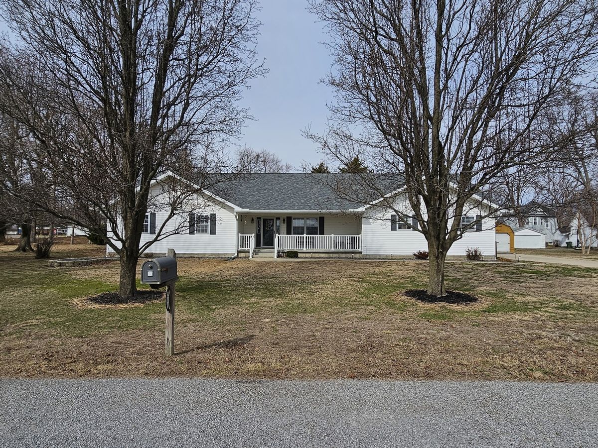204 W Greenwalt Street, Wayne City, IL 62895
