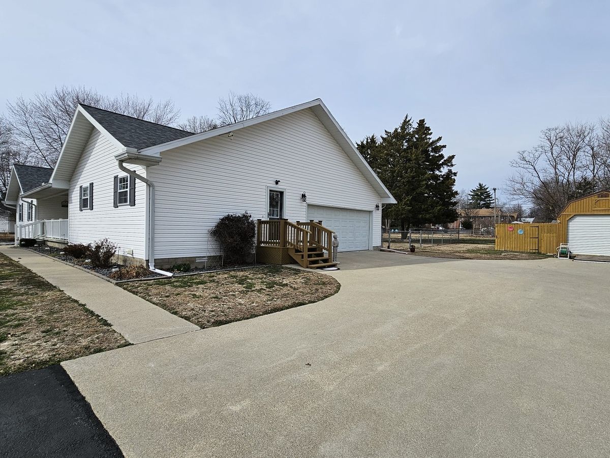 204 W Greenwalt Street, Wayne City, IL 62895