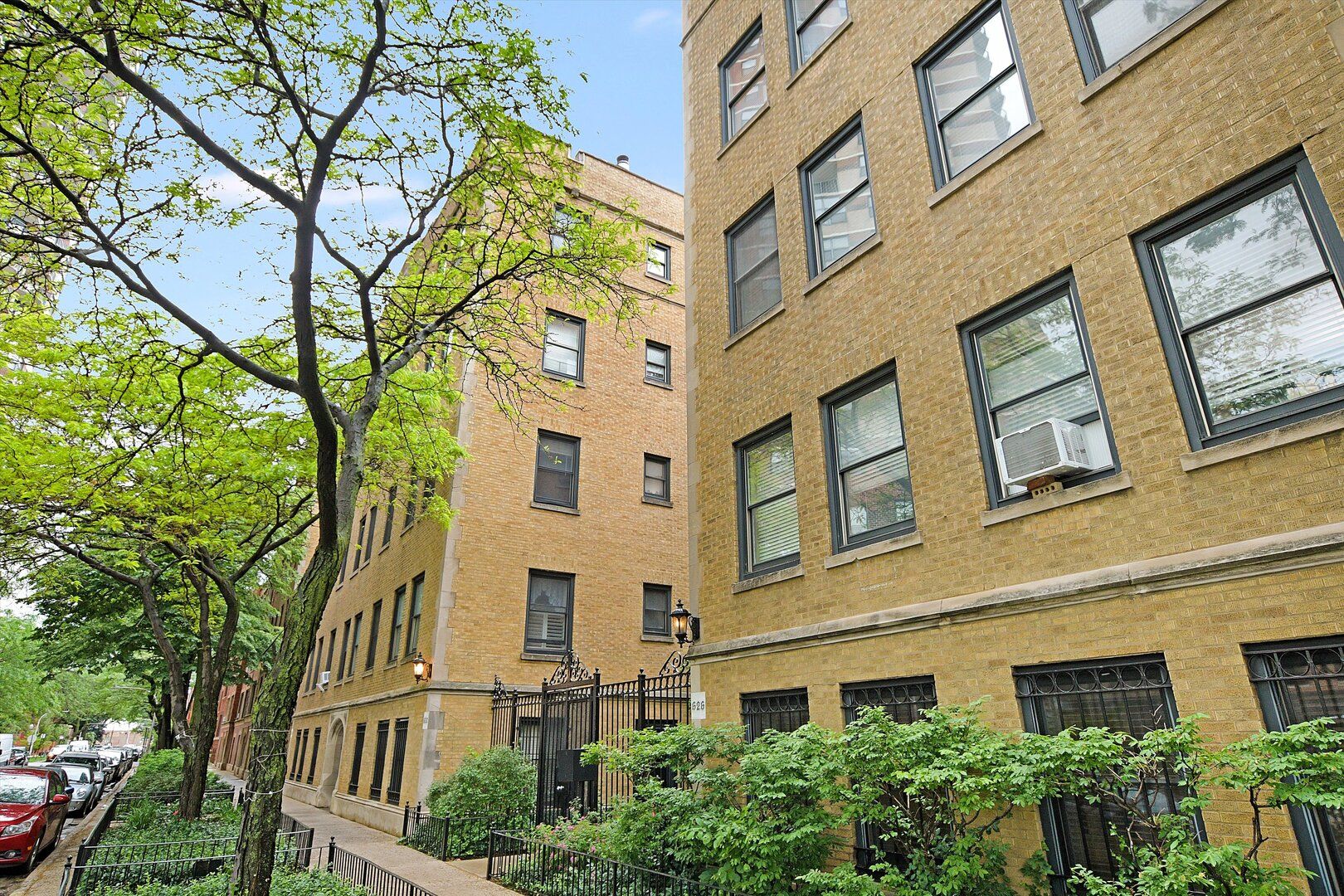 630 W Waveland Avenue #4A — Chicago, IL 60613