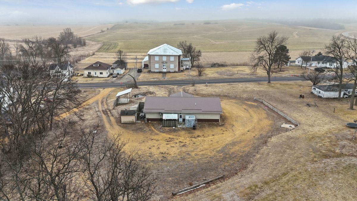 112 1st Street, Charlotte, IA 52731