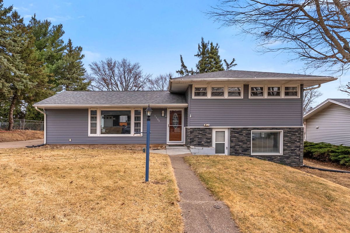 1135 5th Avenue, Clinton, IA 52732