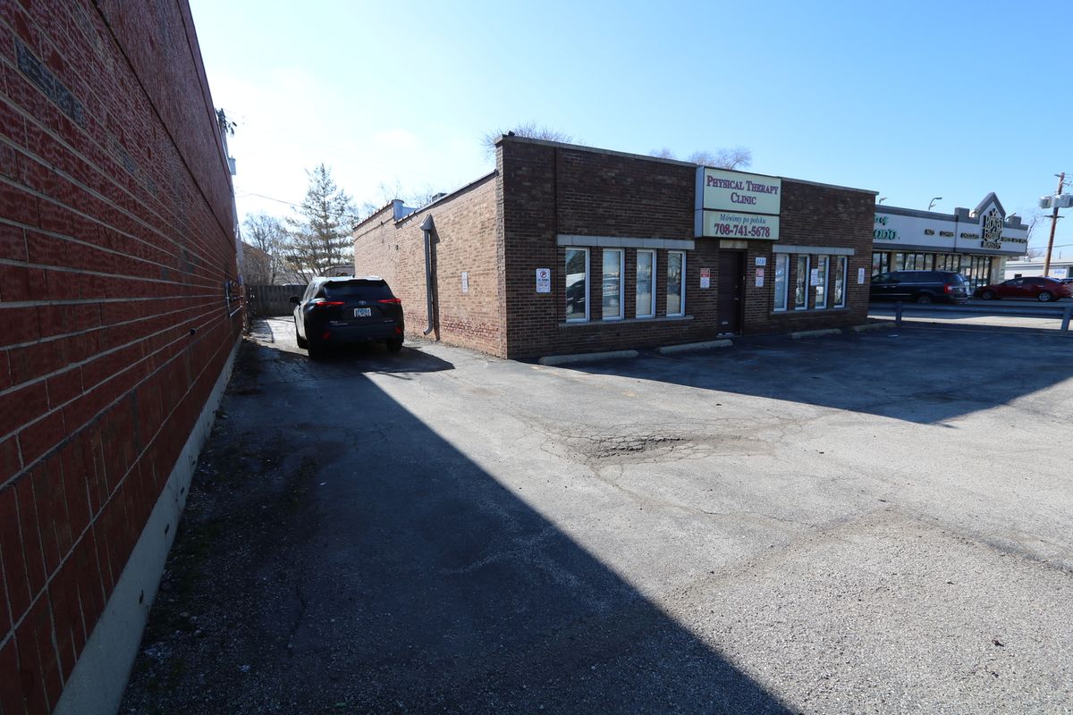 6737 95th Street, Oak Lawn, IL 60453