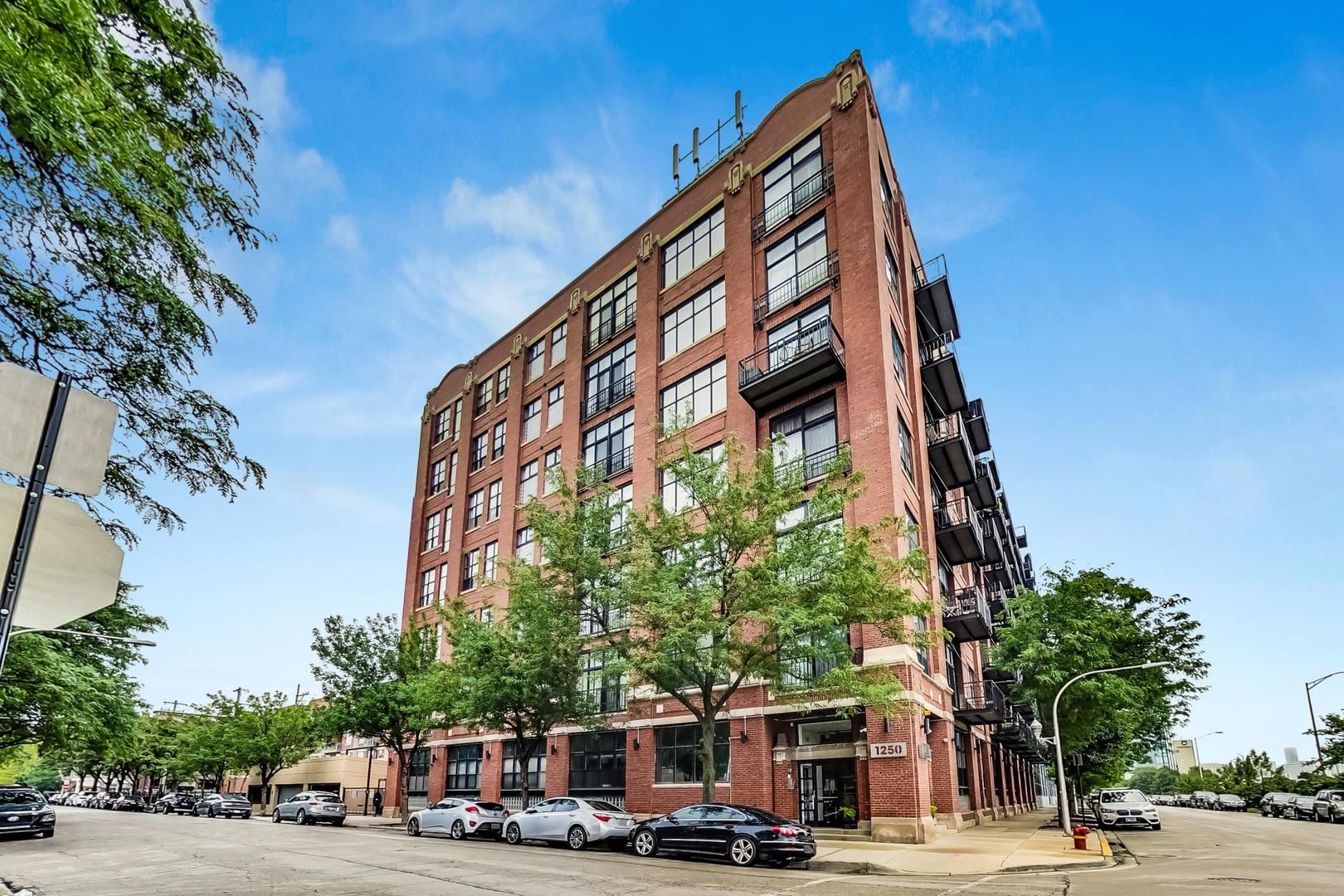1250 Van Buren Street — Chicago, IL 60607