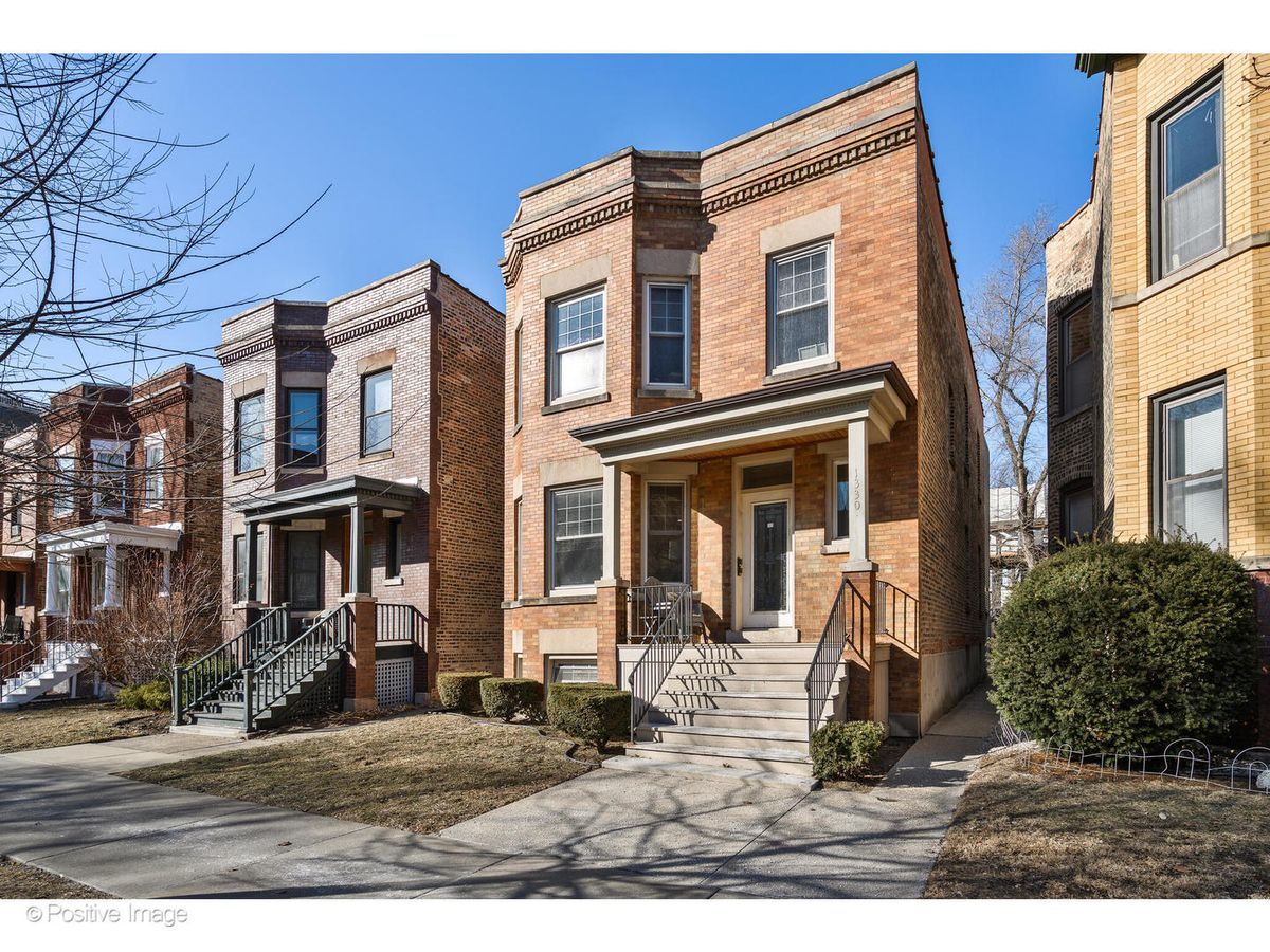 1330 Roscoe Street, Chicago, IL 60657