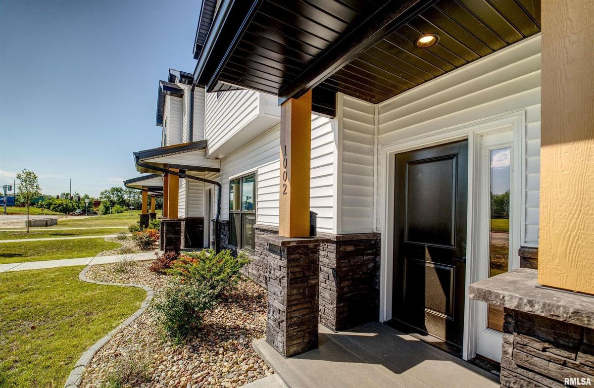 1006 4TH Street, Clinton, IA 52732