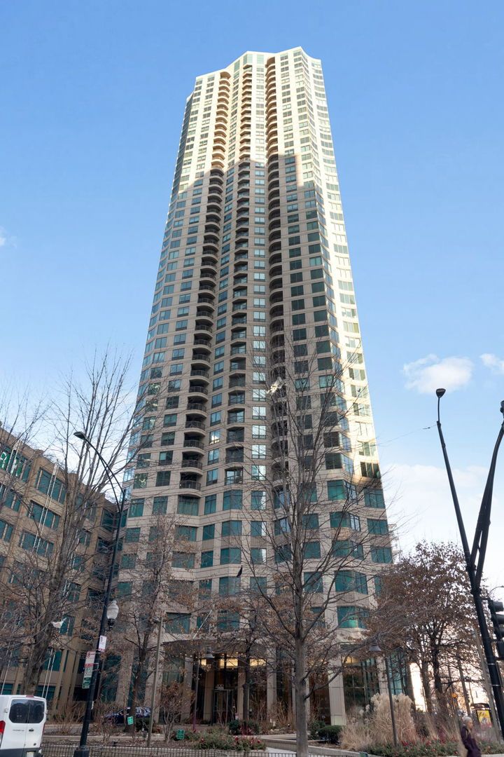 400 N La Salle Drive #2001 — Chicago, IL 60654