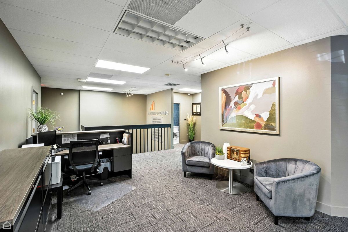 1S280 Summit Avenue #A, Oakbrook Terrace, IL 60181