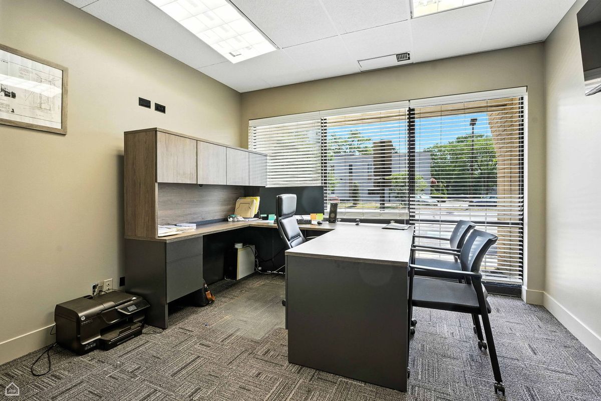 1S280 Summit Avenue #A, Oakbrook Terrace, IL 60181