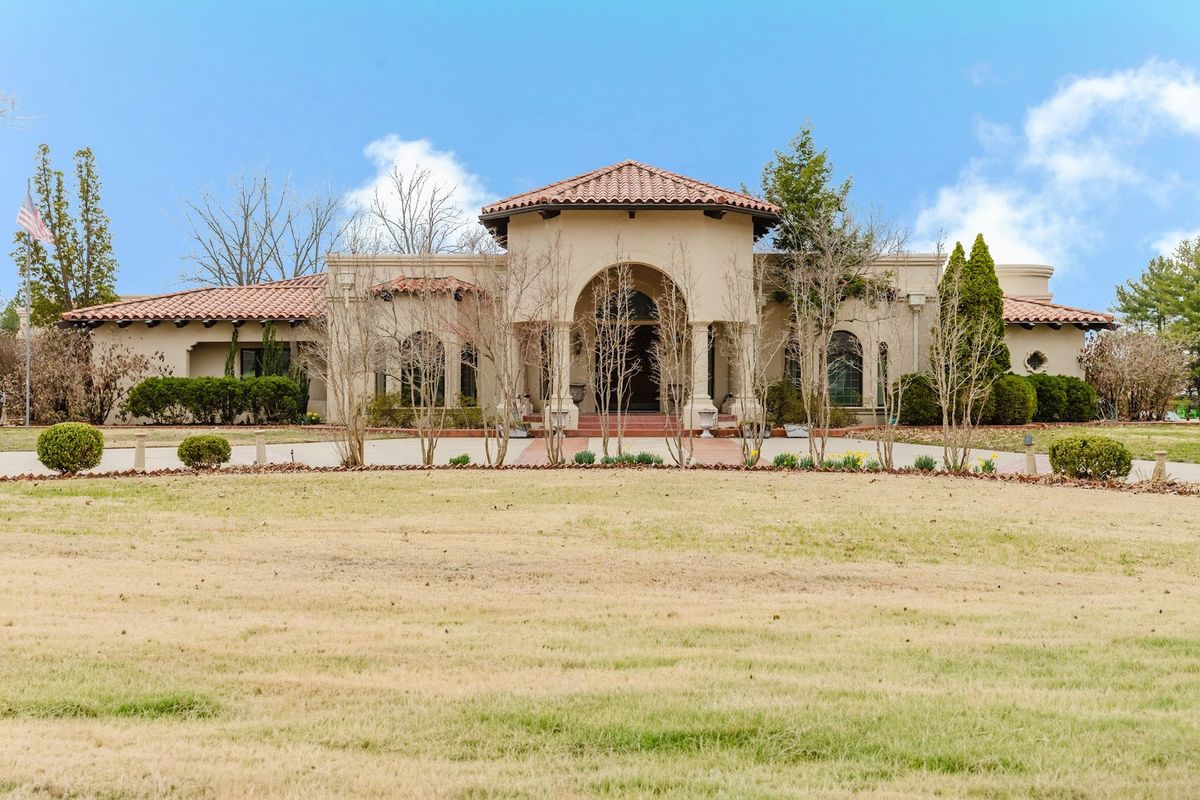 319 Country Club Lane, Harrisburg, IL 62946