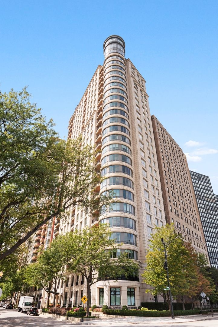 840 N Lake Shore Drive #2102 — Chicago, IL 60611