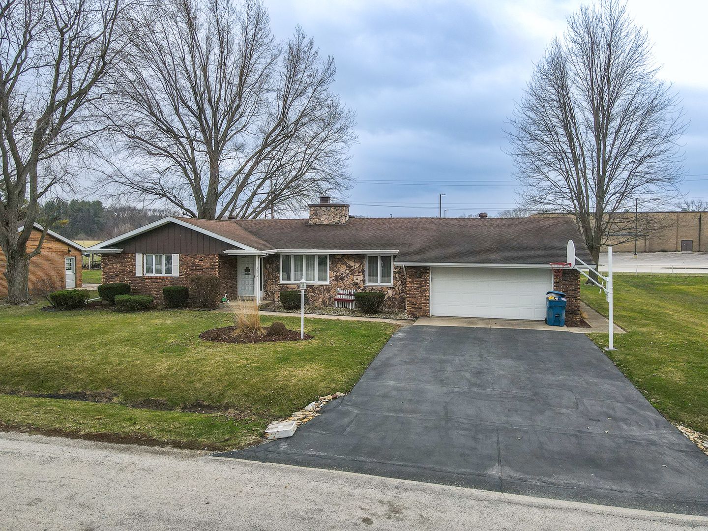 4906 W Hilltop Drive — Kankakee, IL 60901