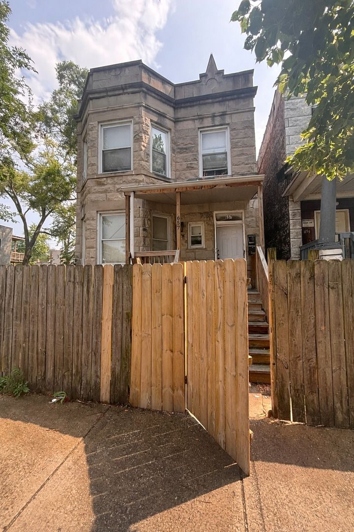 657 N Christiana Avenue — Chicago, IL 60624
