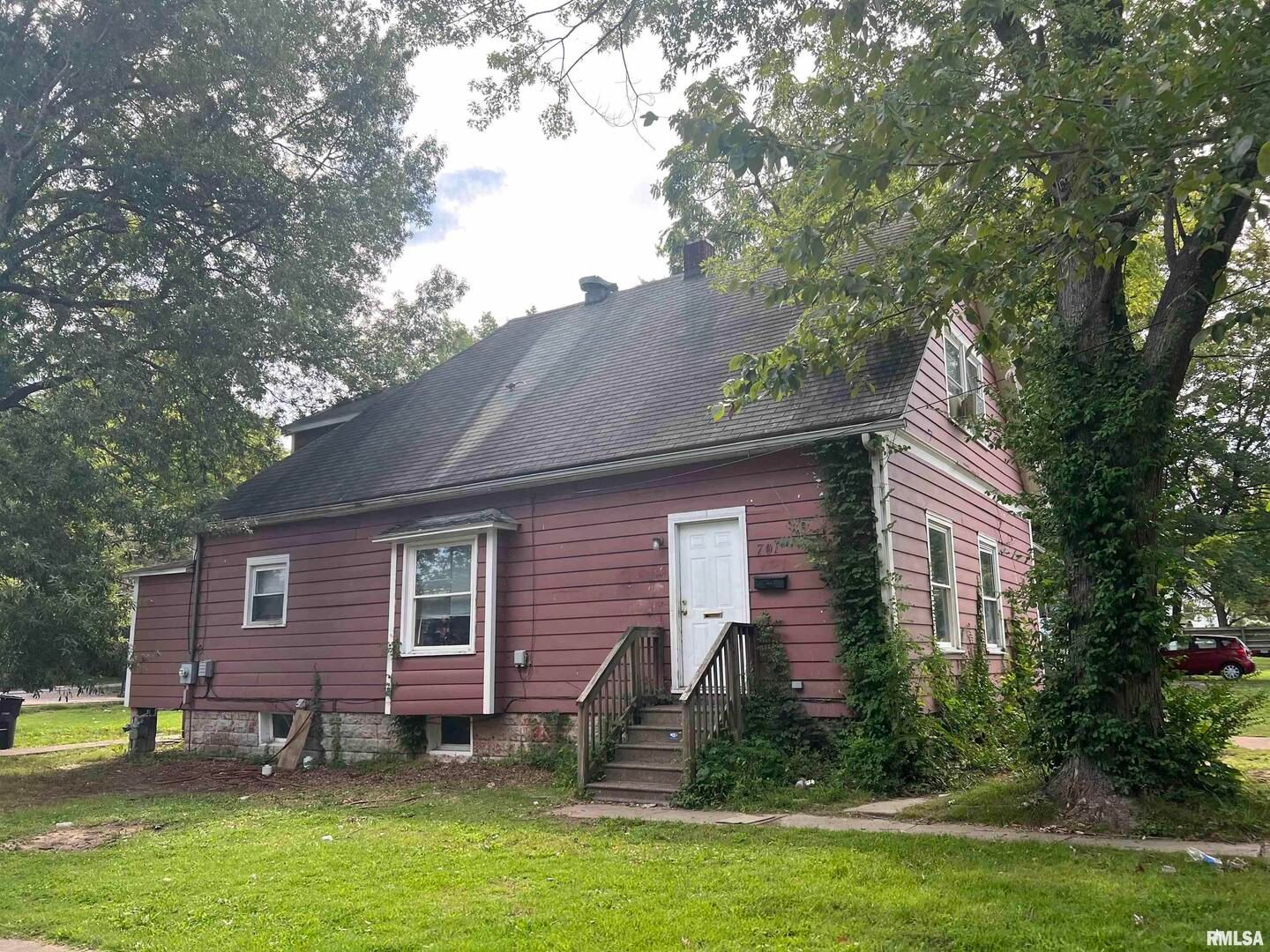 701 W COLLEGE Street — Carbondale, IL 62901