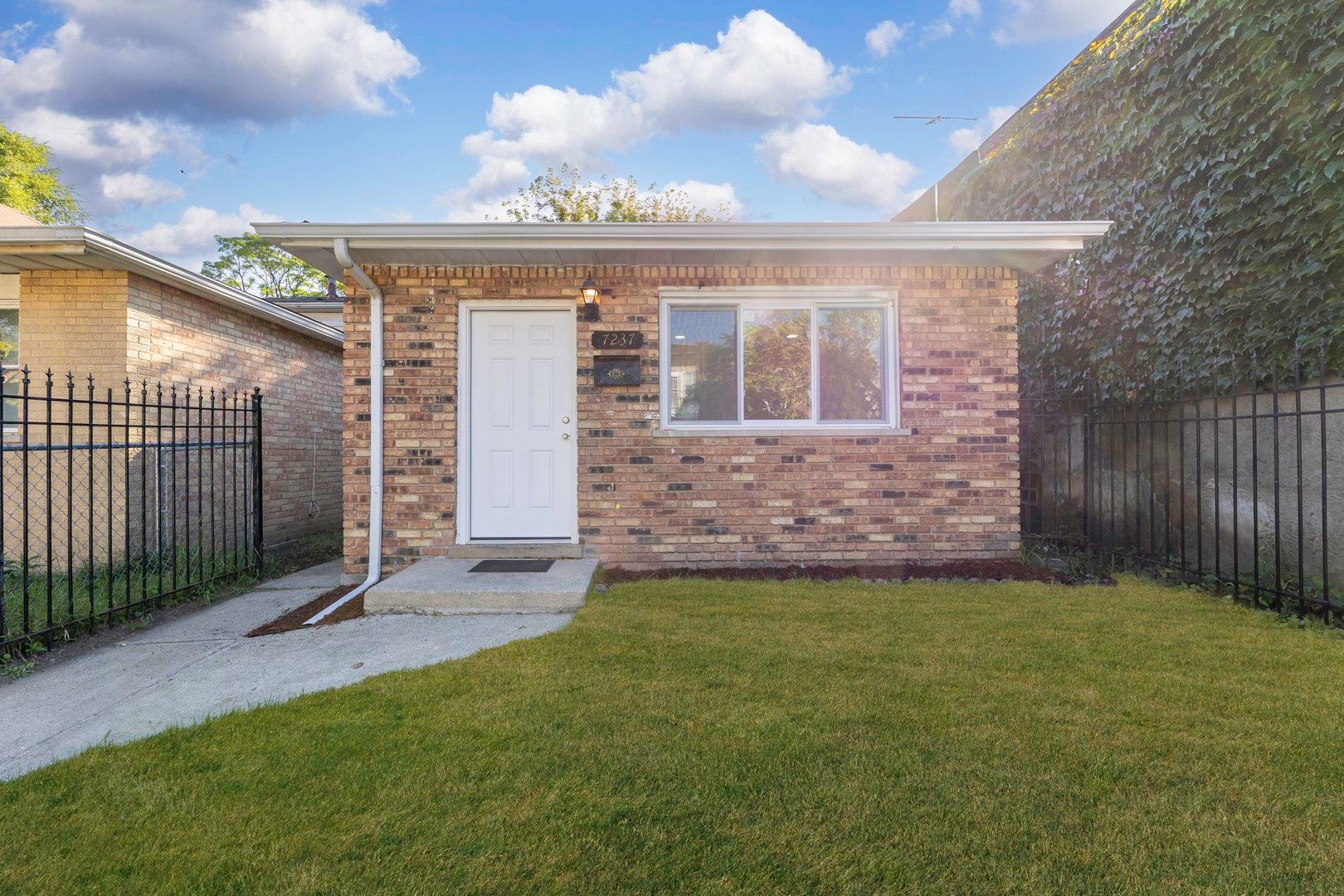 7237 S St Lawrence Avenue — Chicago, IL 60619