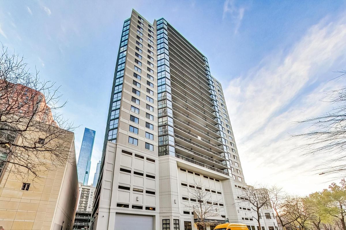 33 Delaware Place, Chicago, IL 60610