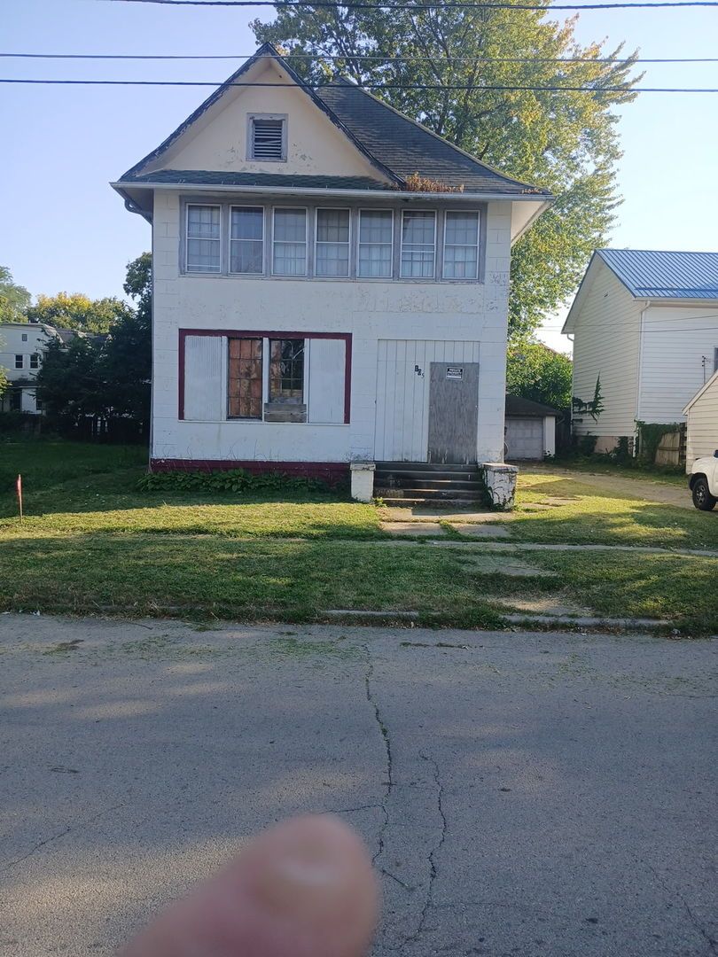 105 W Pleasant Street — Freeport, IL 61032