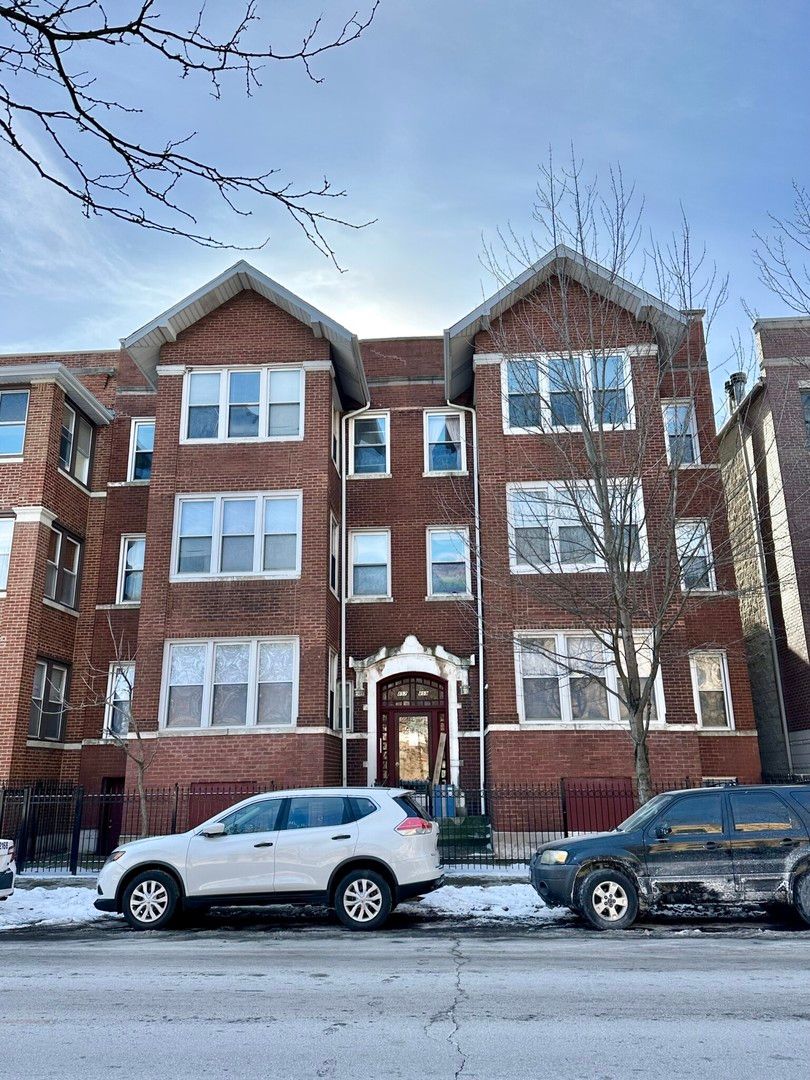 857 Lawrence Avenue, Chicago, IL 60640