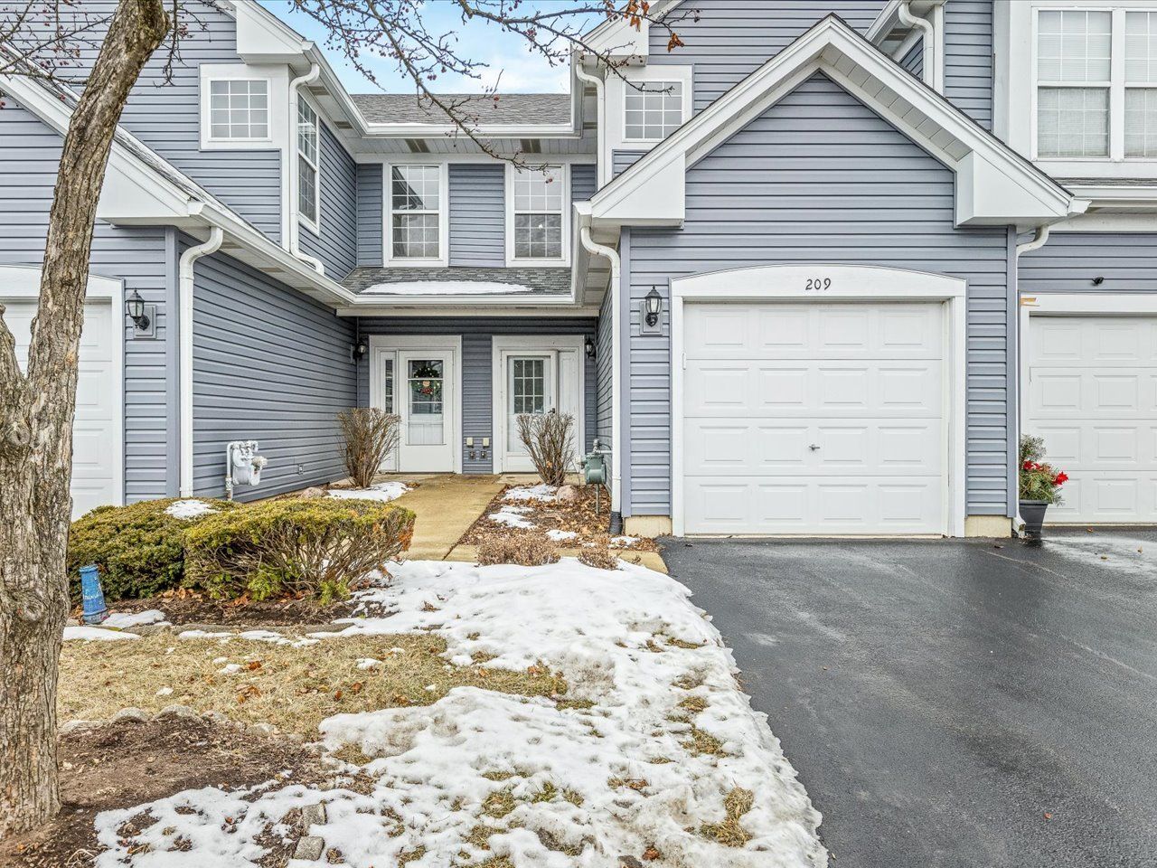 209 Huntington Court — Oswego, IL 60543