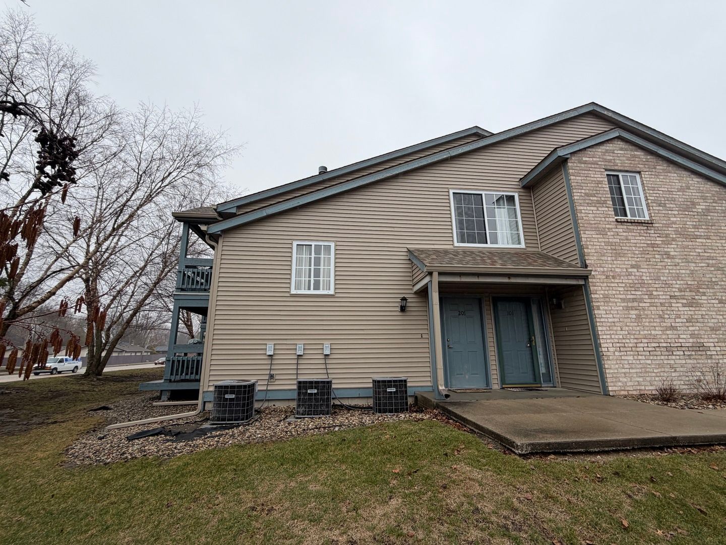 2404 Windward Boulevard #201 — Champaign, IL 61821