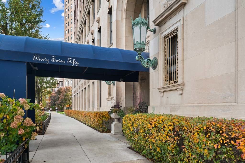 3750 Lake Shore Drive, Chicago, IL 60613