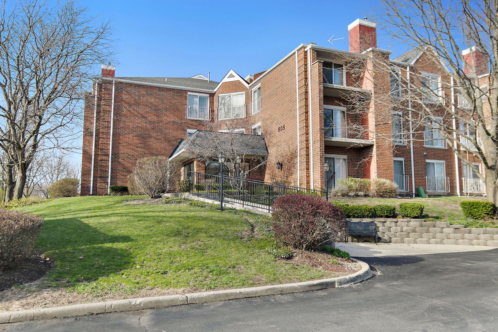 805 Leicester Road #211 — Elk Grove Village, IL 60007