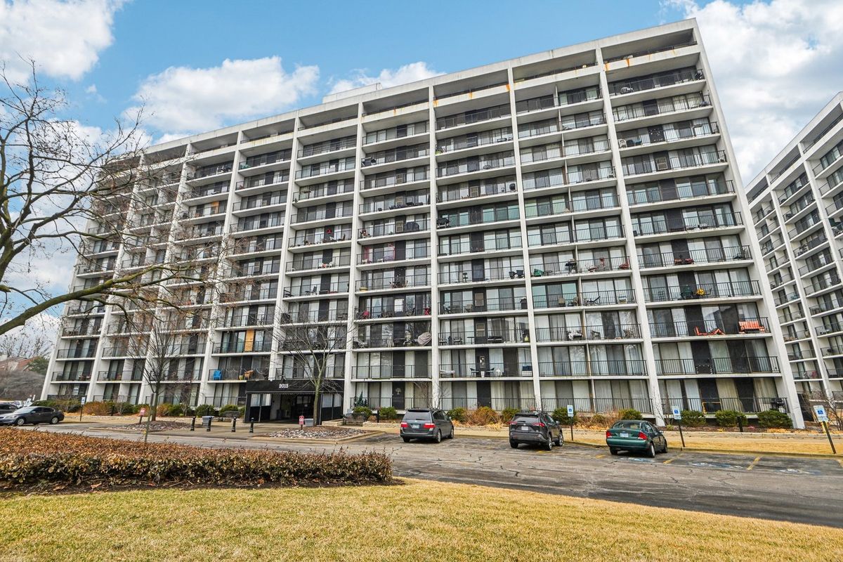 2015 Finley Road, Lombard, IL 60148