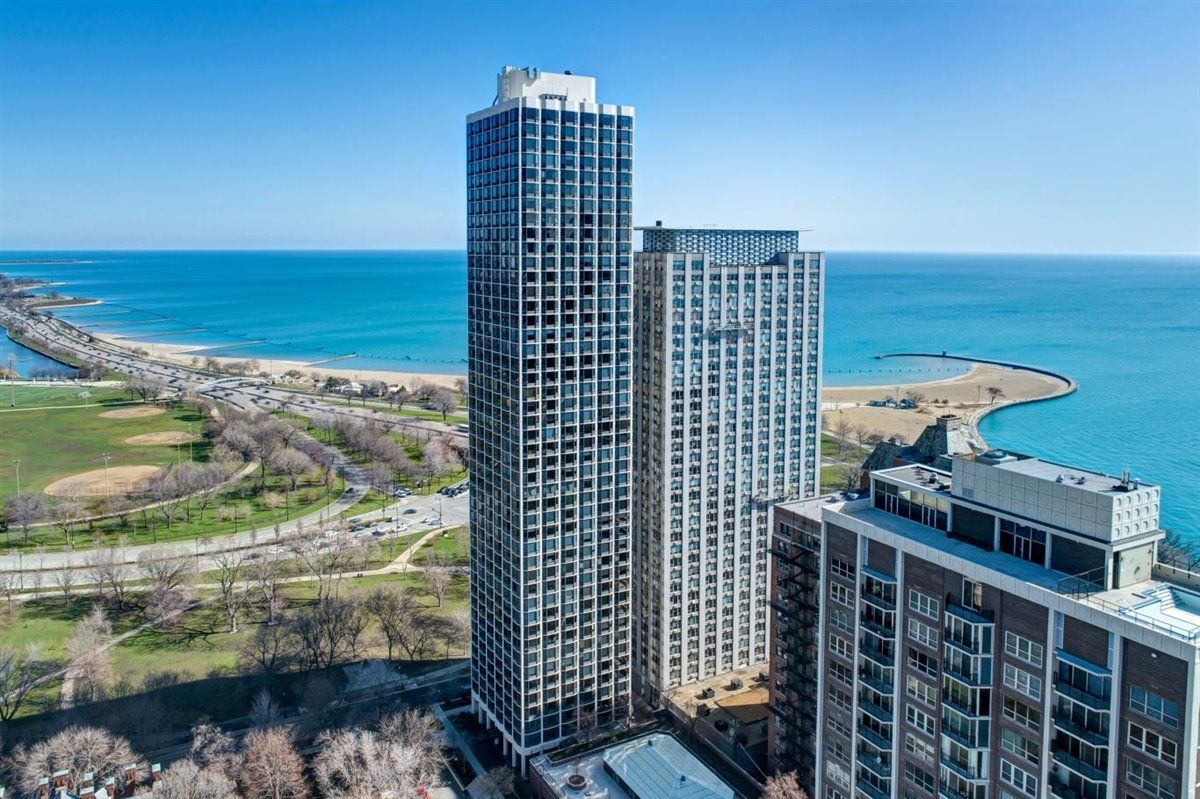 1555 N Astor Street #21W — Chicago, IL 60610