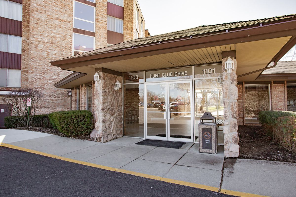 1101 Hunt Club Drive, Mount Prospect, IL 60056