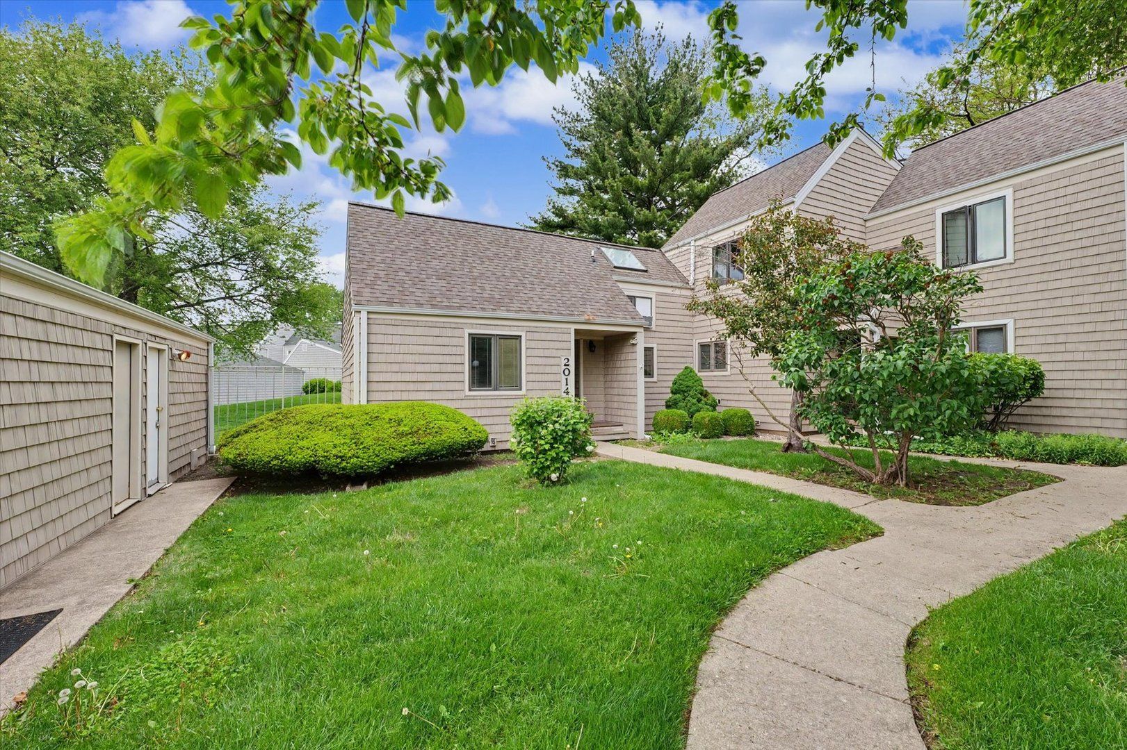 2014 Blackthorn Drive #2014 — Champaign, IL 61821