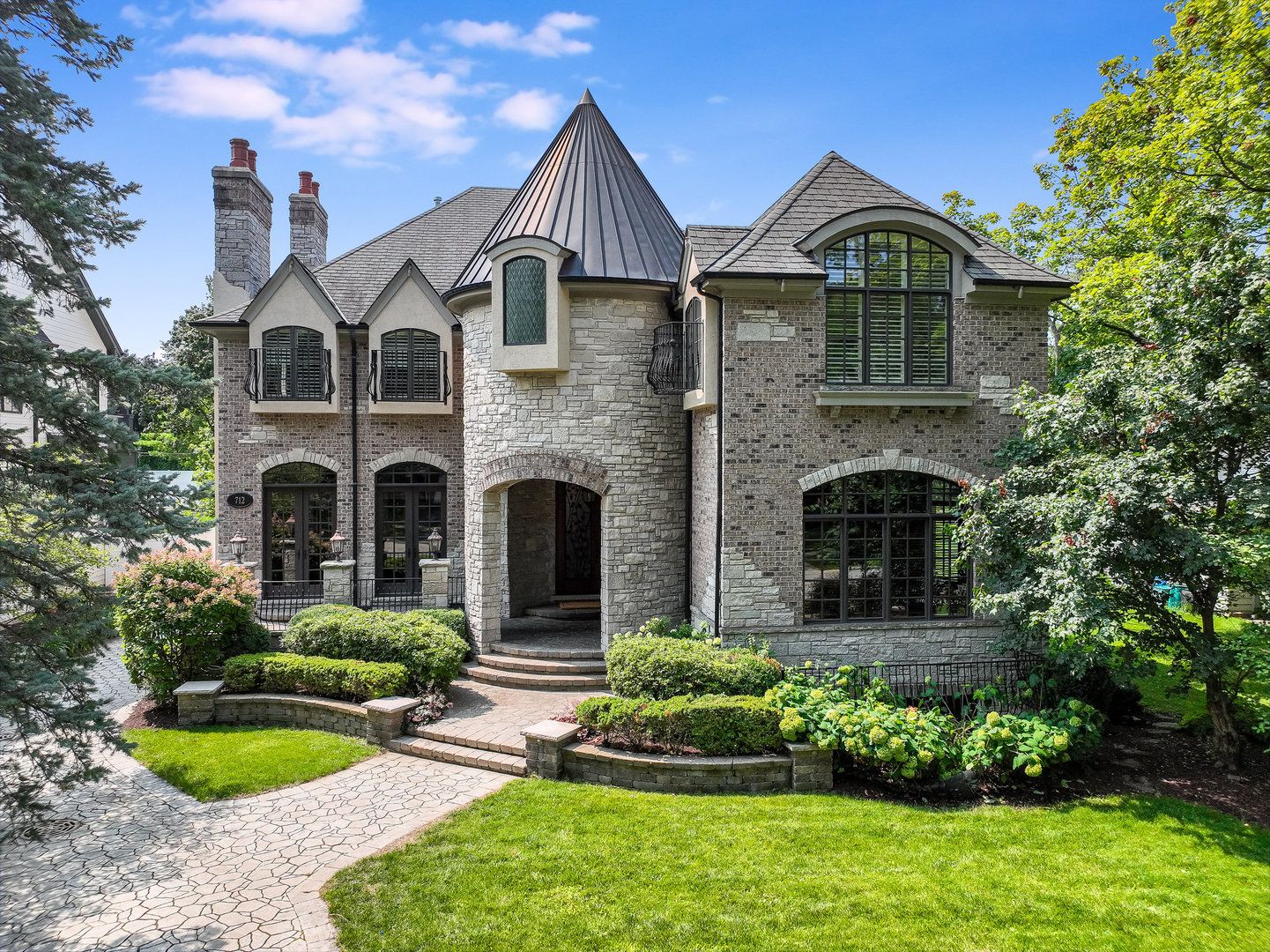 712 E Hillside Road — Naperville, IL 60540