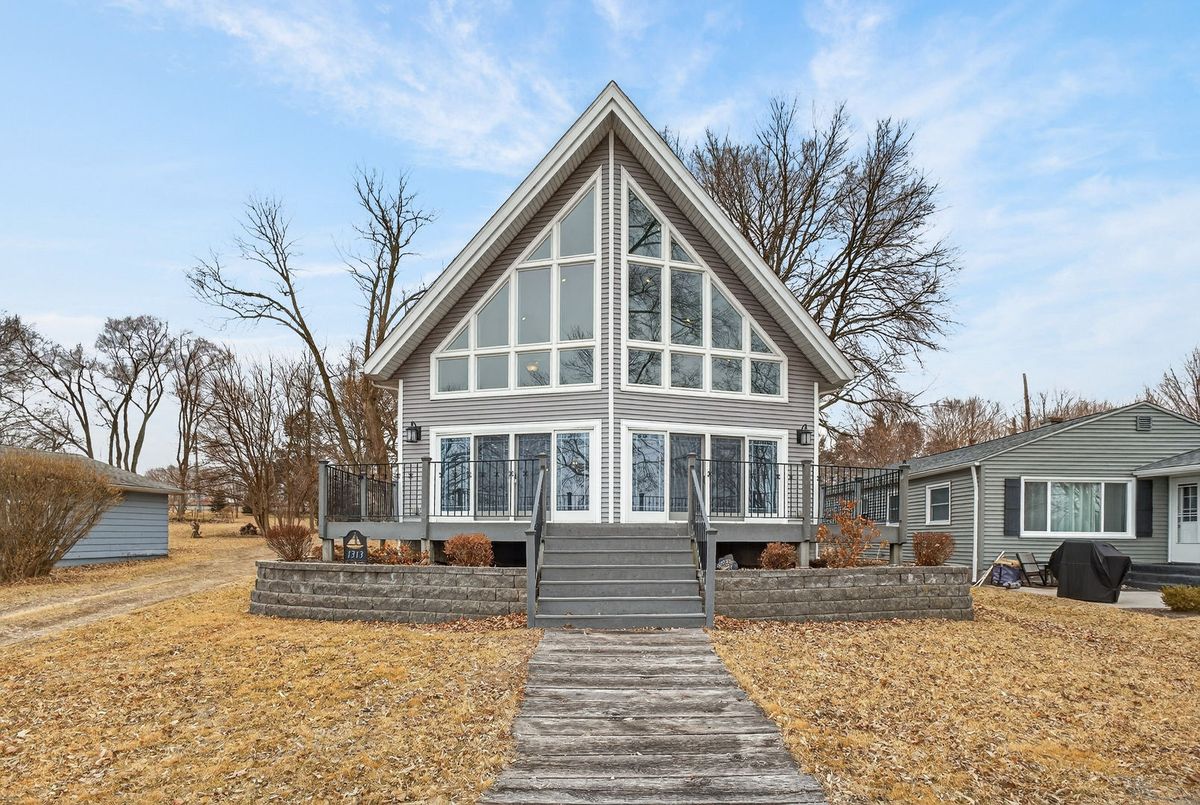1313 Canal Shore Drive, Le Claire, IA 52753
