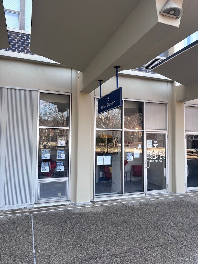 1355 Sandburg Terrace, Chicago, IL 60610