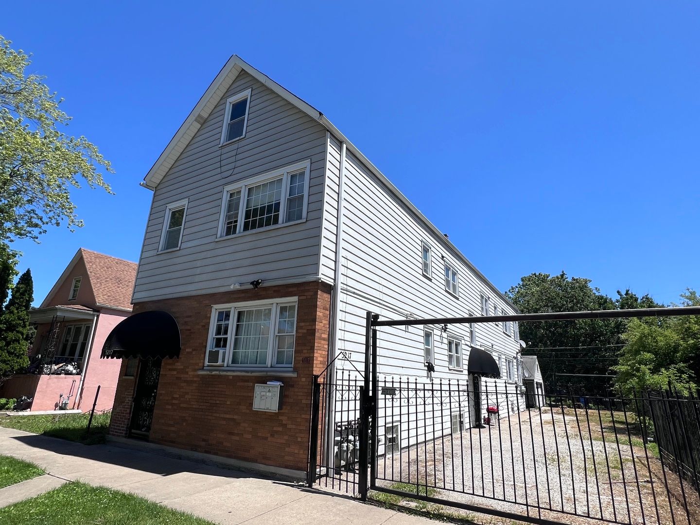 5217 S Hermitage Avenue #2F — Chicago, IL 60609