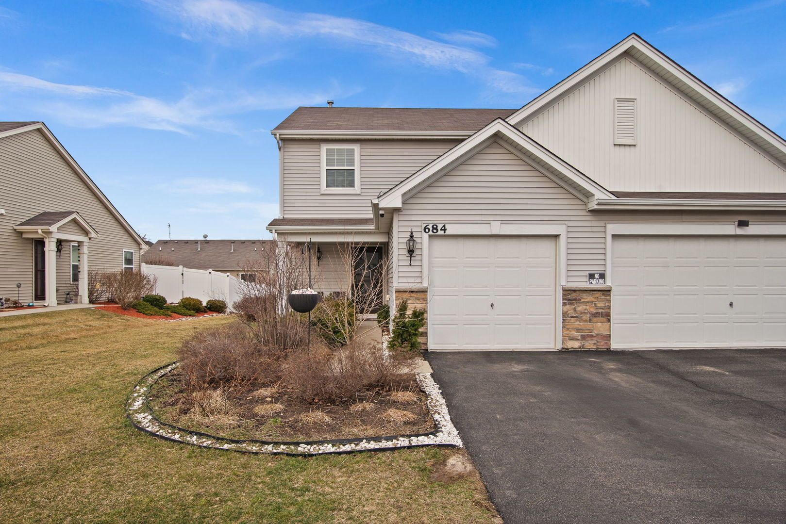684 Vine Street — Hampshire, IL 60140