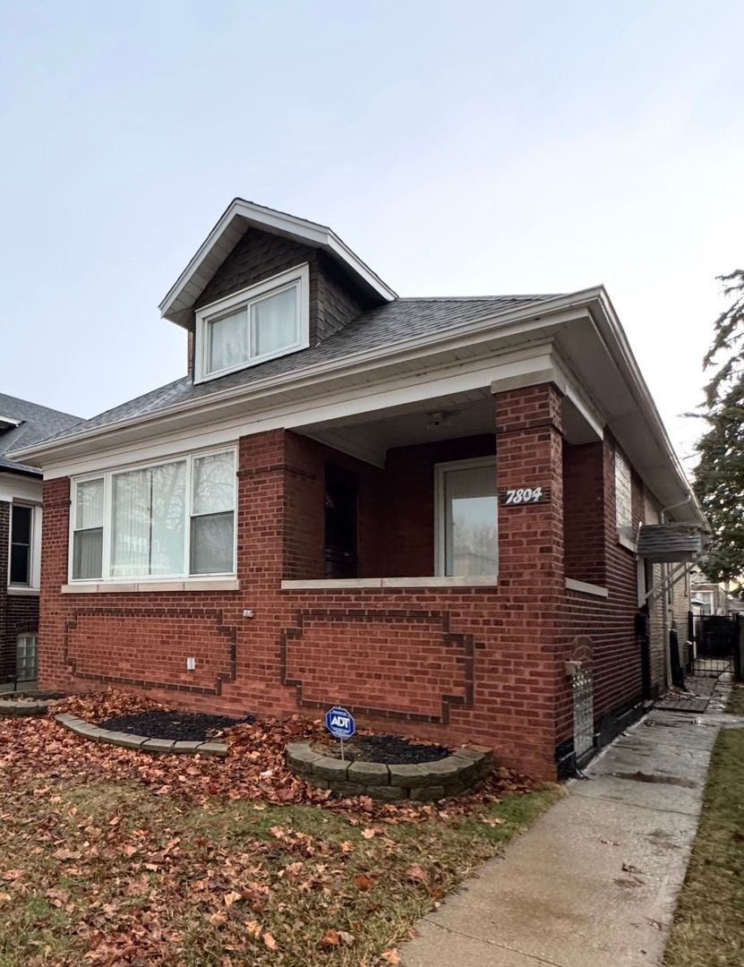 7804 S Paxton Avenue — Chicago, IL 60649