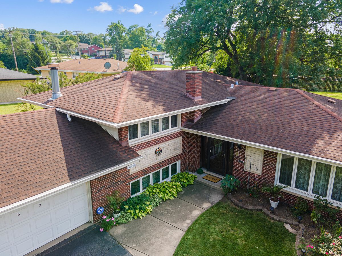 8832 Pleasant Avenue, Hickory Hills, IL 60457