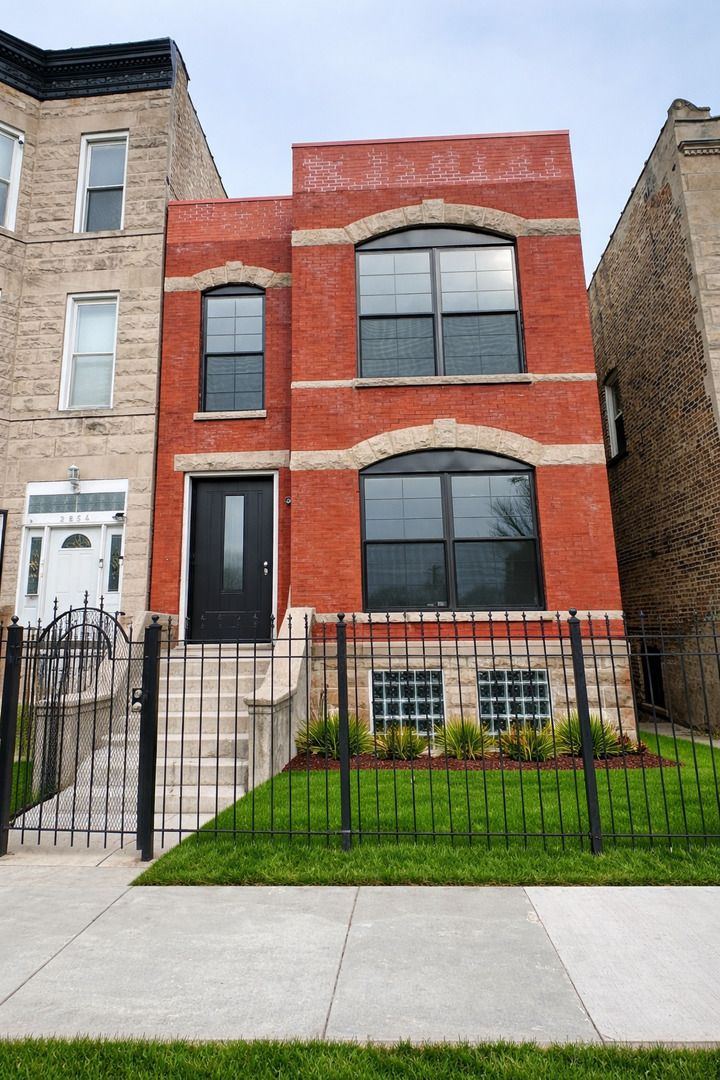 2852 W Polk Street — Chicago, IL 60612