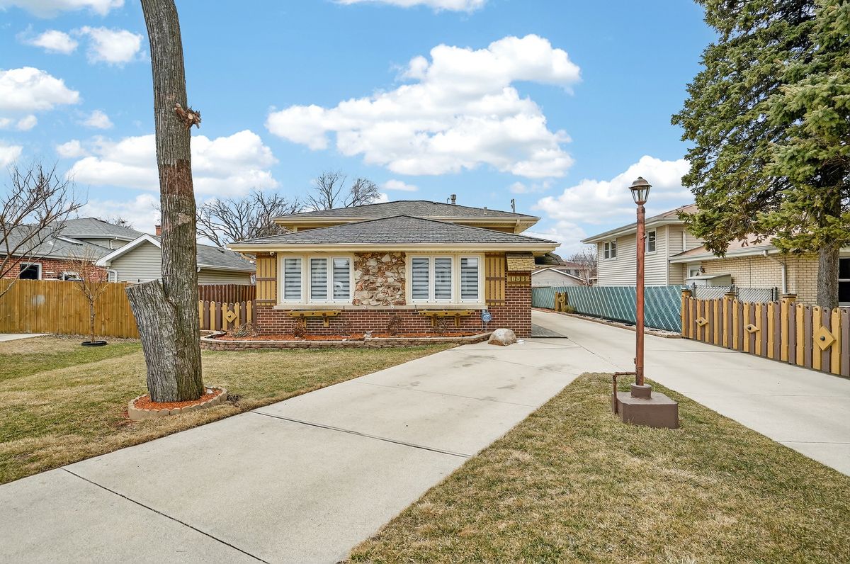 10532 80th Court, Palos Hills, IL 60465