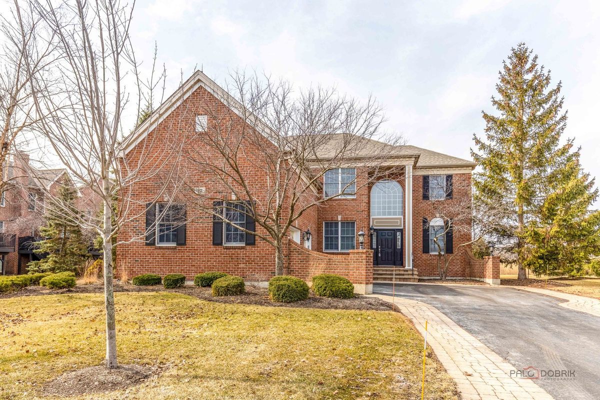 17 Tournament Drive, Hawthorn Woods, IL 60047