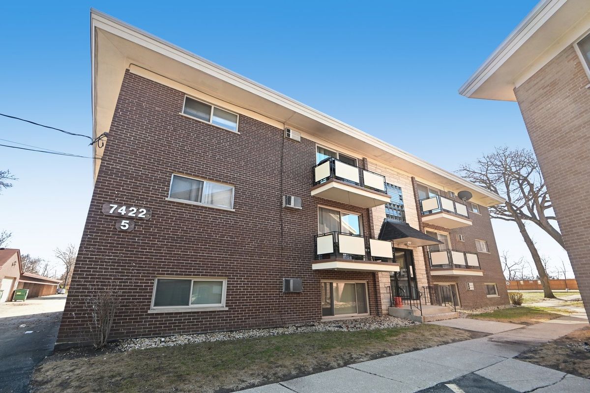 7422 111th Street, Worth, IL 60482