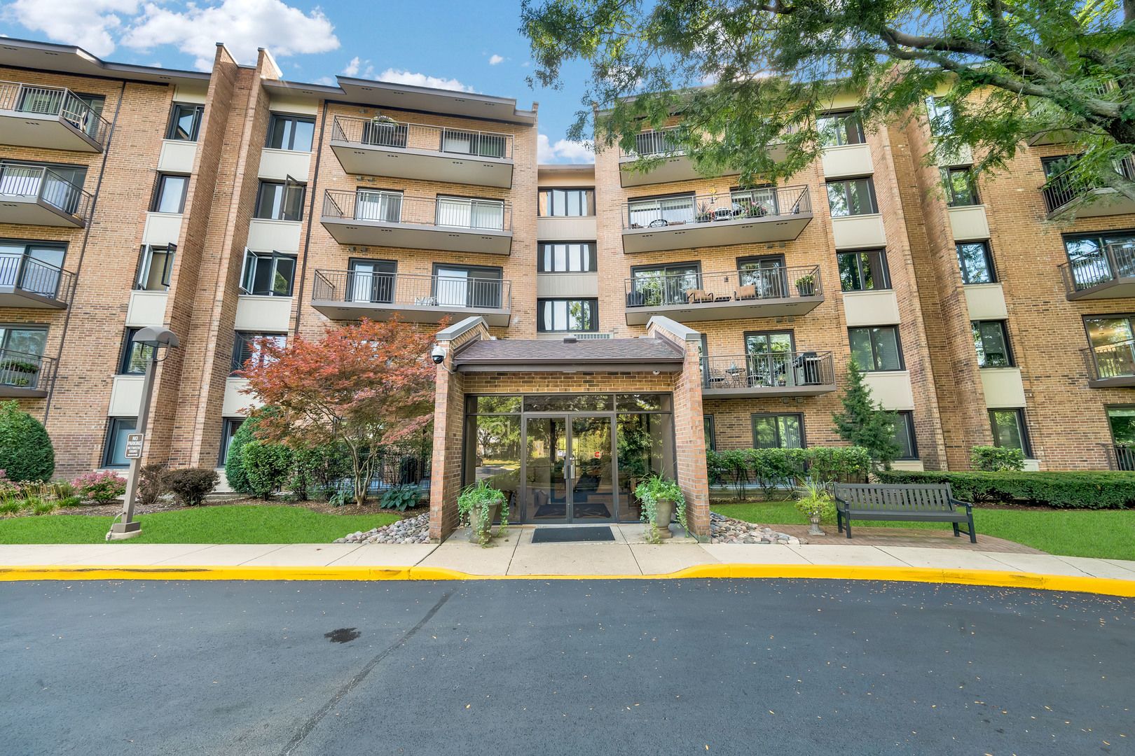 601 Lake Hinsdale Drive #301 — Willowbrook, IL 60527