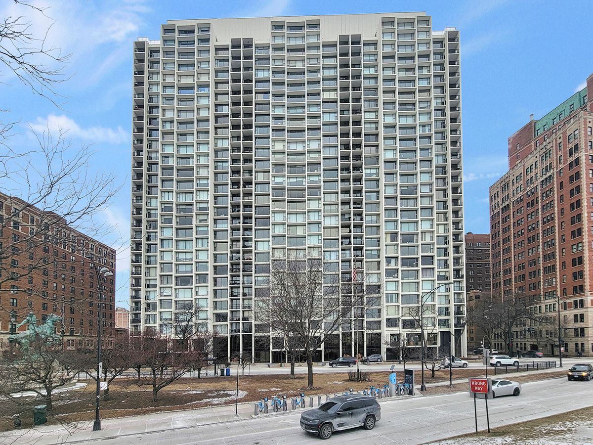 3200 Lake Shore Drive, Chicago, IL 60657