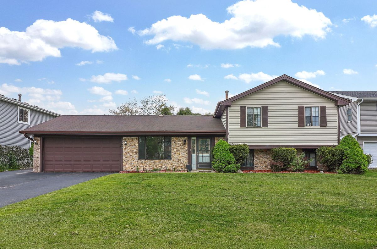 3920 Shoreline Drive, Hanover Park, IL 60133