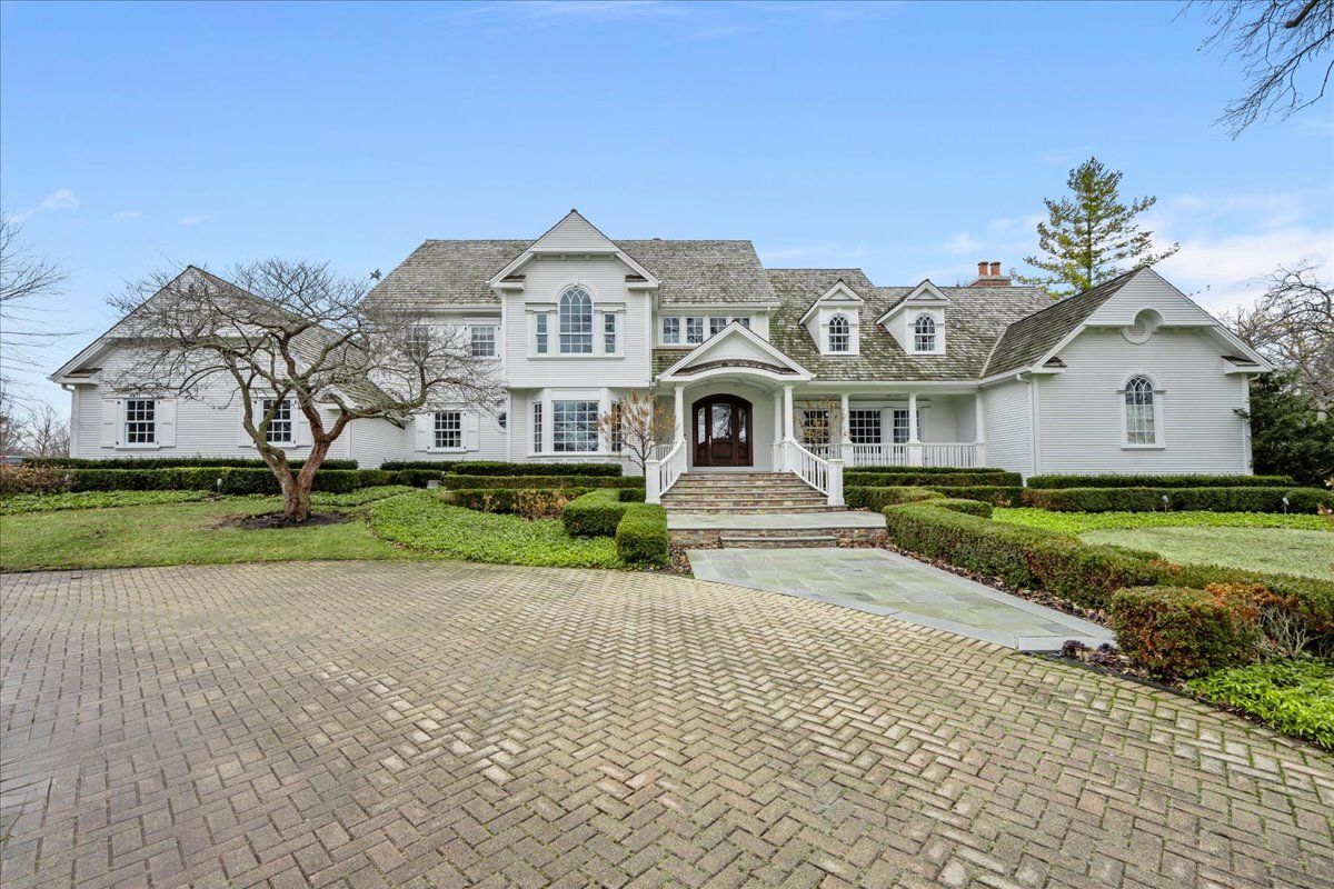 2220 Churchill Circle, Libertyville, IL 60048