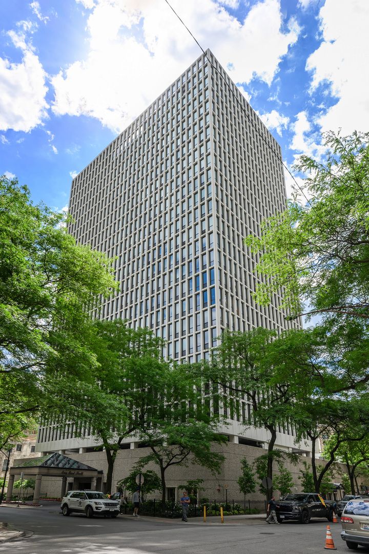1 E Scott Street #1403 — Chicago, IL 60610