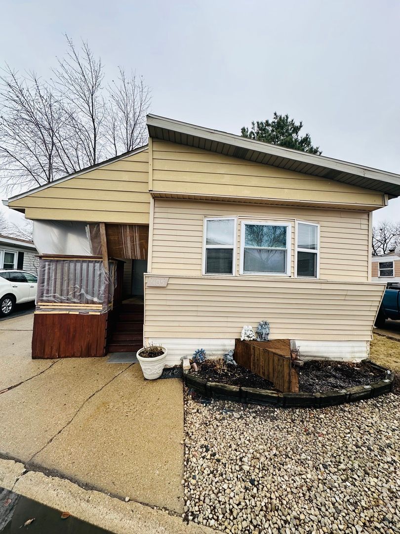 7500 Elmhurst Road #405 — Des Plaines, IL 60018