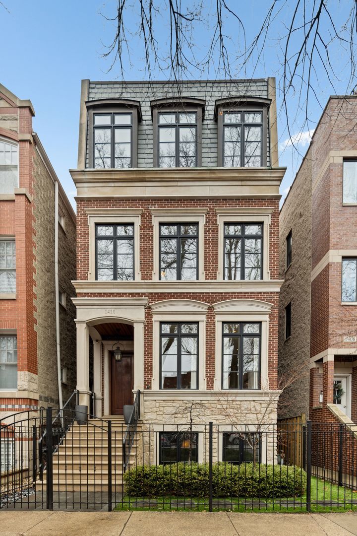 1410 W BYRON Street — Chicago, IL 60613