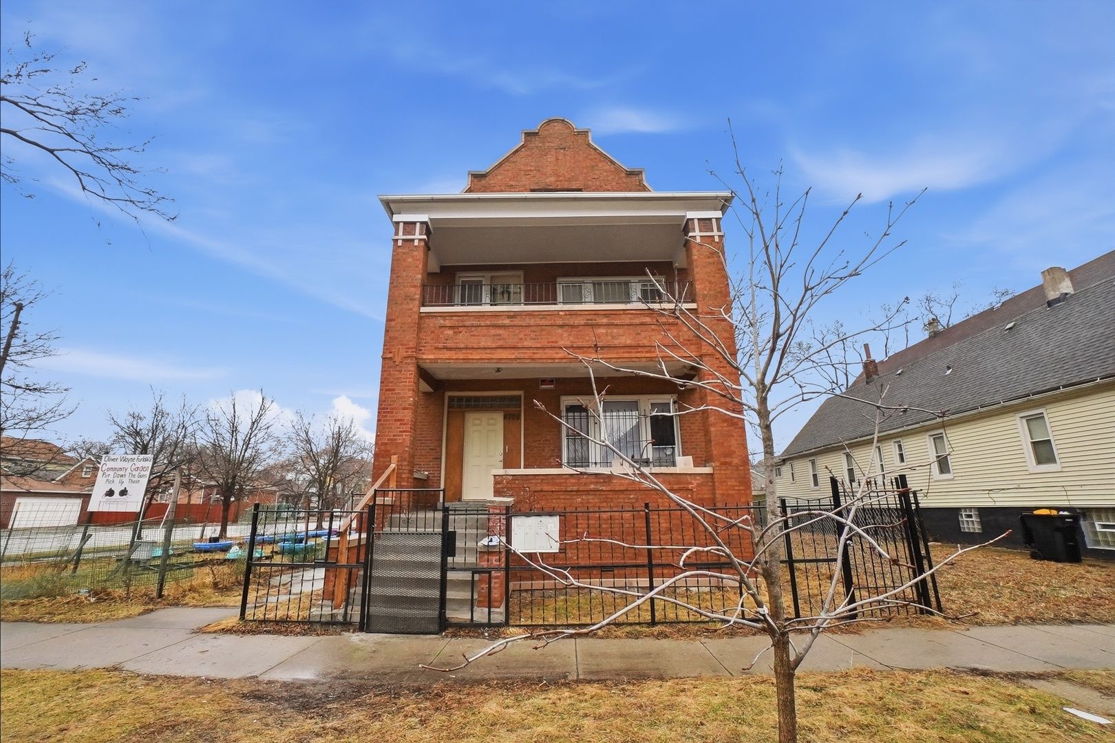 8705 S Saginaw Avenue — Chicago, IL 60617