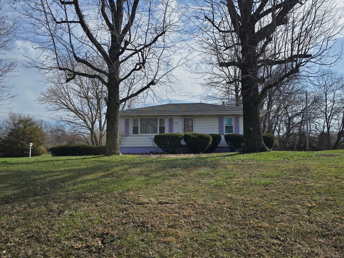 909 S Jackson Street, Mcleansboro, IL 62859